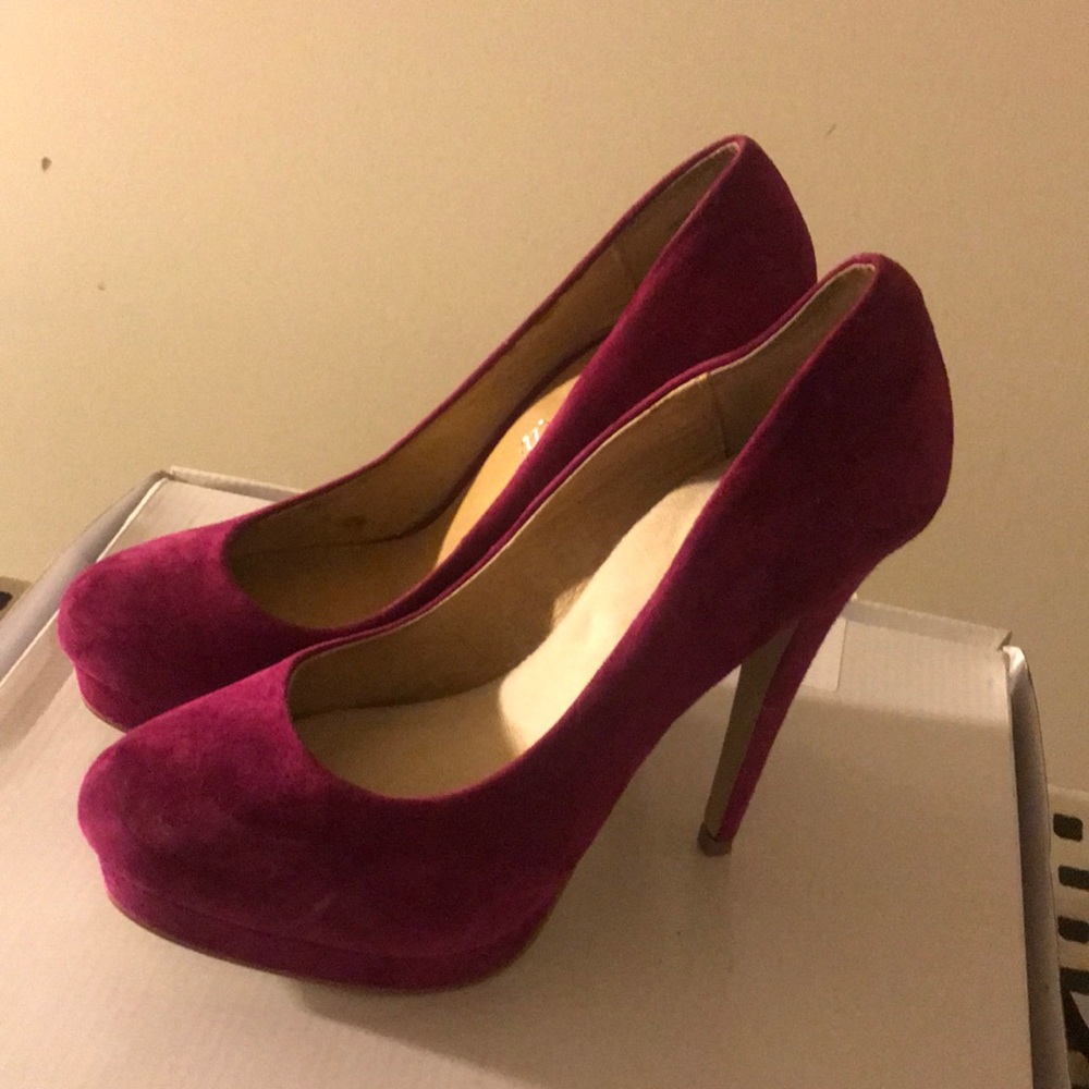 GENTLY Worn Fuschia Suede Aldo Pumps